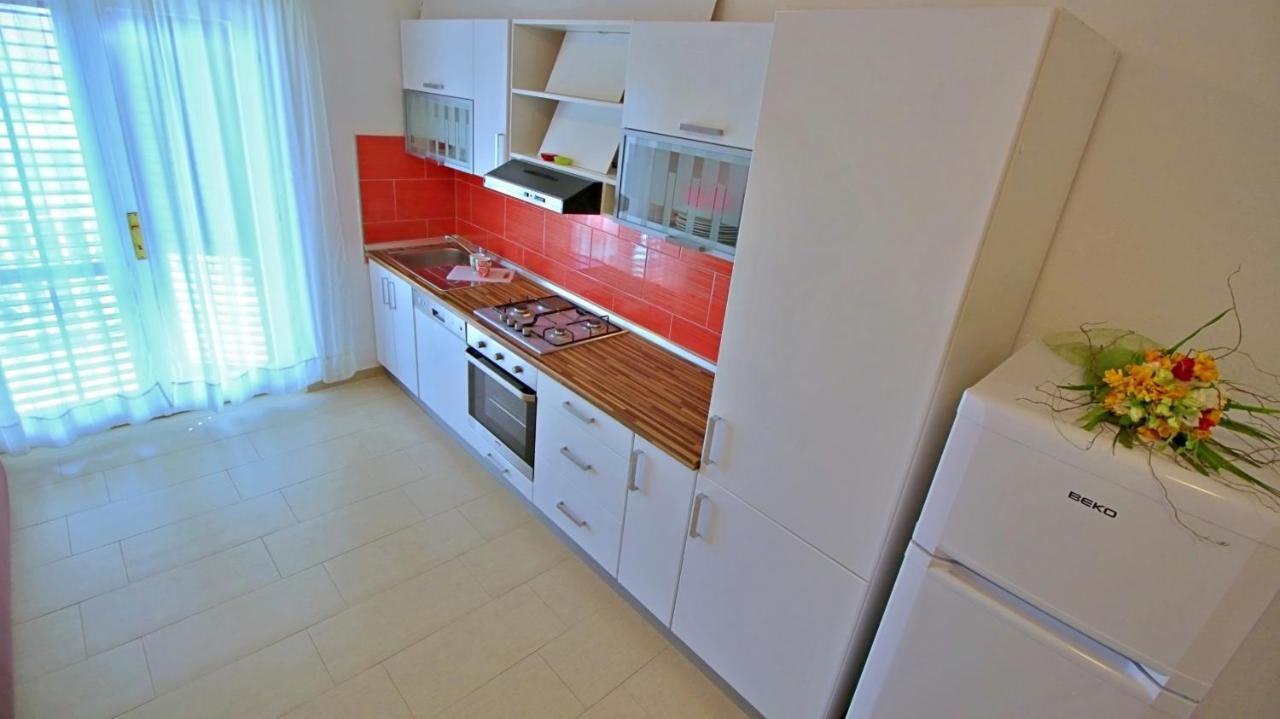 Apartments Iko Omiš Esterno foto