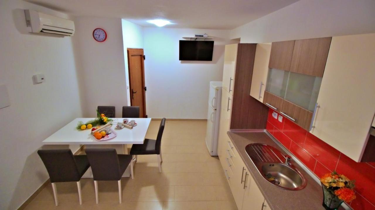 Apartments Iko Omiš Esterno foto